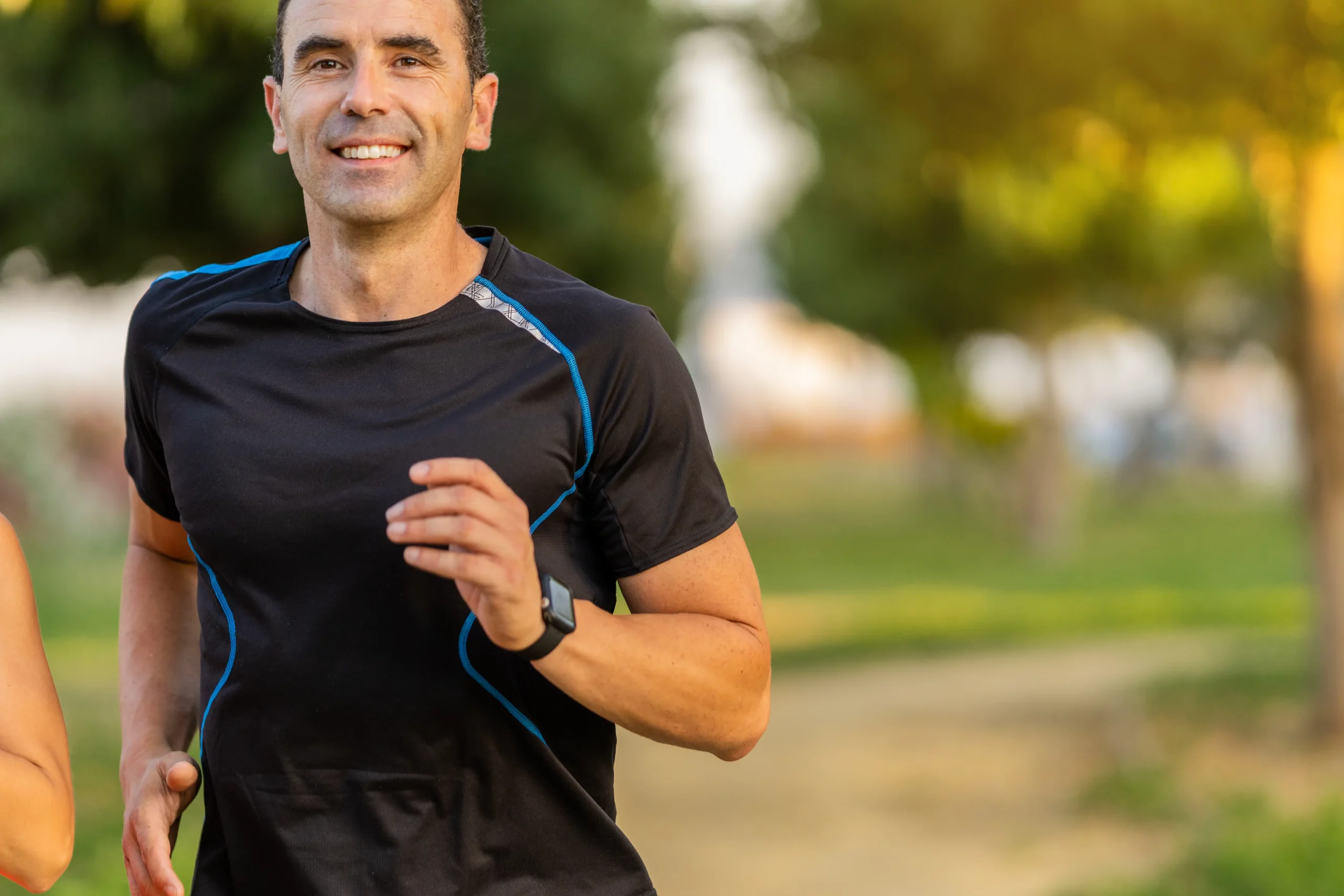 Hombre haciendo footing en un parque